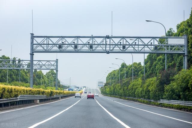 在匝道的時候車速比較慢,但是進入主路的時候加速車道比較短,如果不再