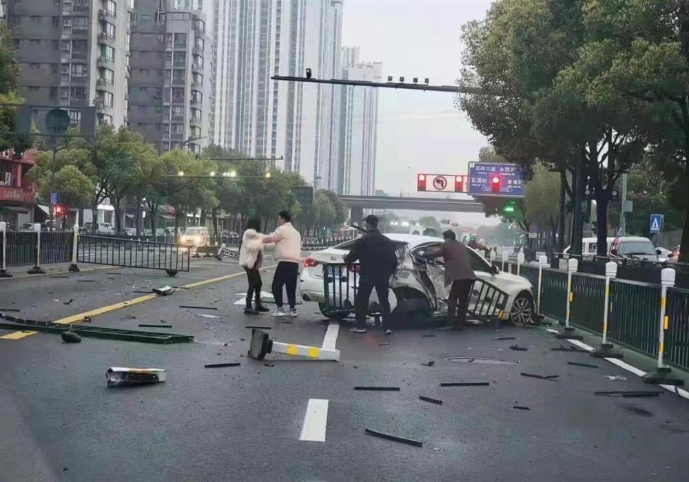 与路路口北侧隔离护栏发生碰撞,发生单方交通事故,致车上乘员