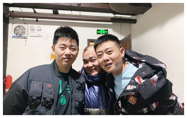 德云社大哥冯照洋晒合影照,杨鹤通在线评论,粉丝:又被"怼"了