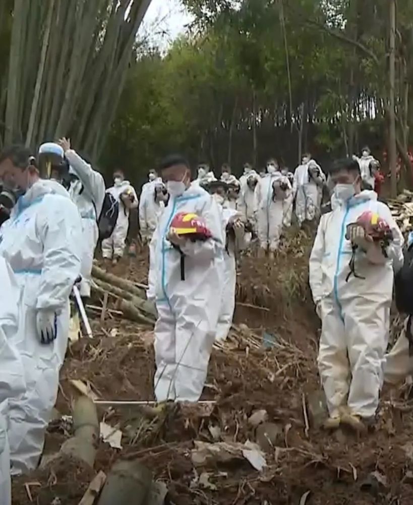 东航MU5735乘客家属遭攻击“在抖音守孝”，退票者被批“吃人血馒头”，网暴几时休？（组图） - 1