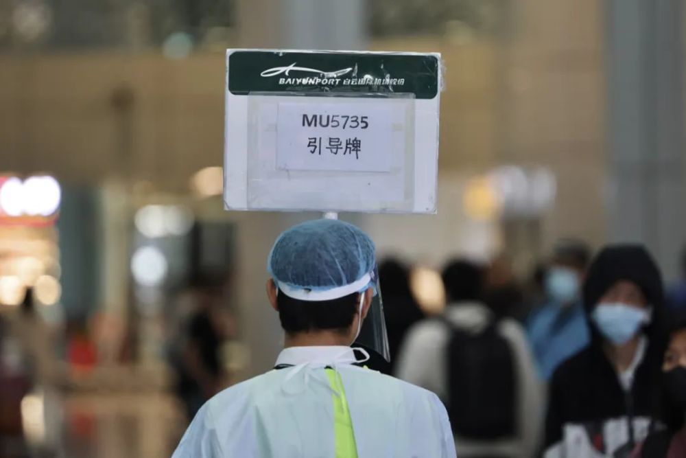 东航MU5735乘客家属遭攻击“在抖音守孝”，退票者被批“吃人血馒头”，网暴几时休？（组图） - 2