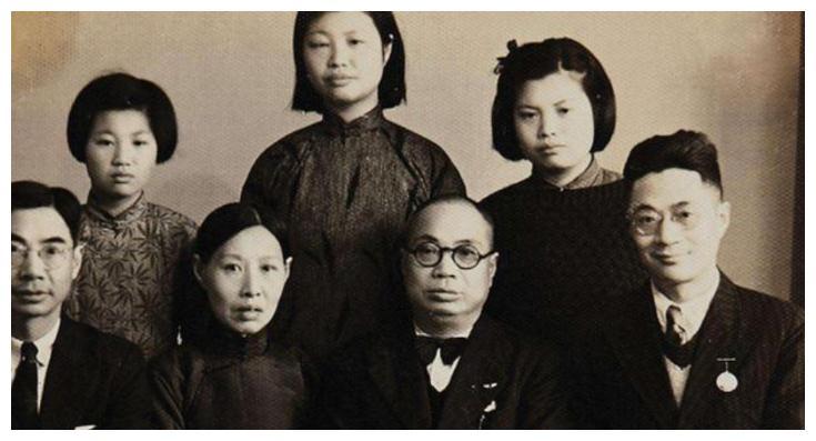 在长子茅于越的带领下,六个子女相继离开了茅以升身边,以示抗议.