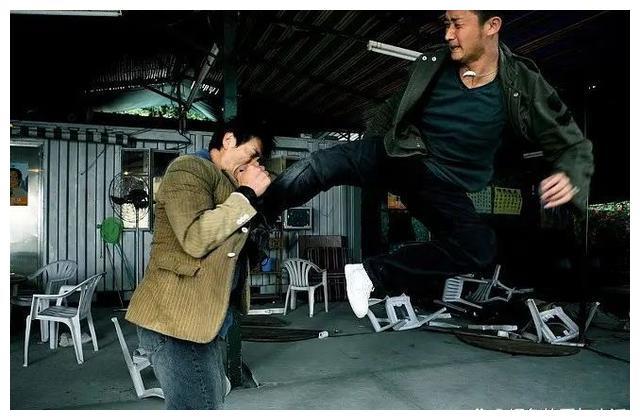如果这仅是热身的话,在郑中基面馆里与卢惠光三人的打斗,当属亮点之一