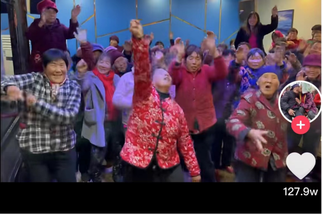 老人们在王明乐的带领下,在ktv"蹦迪".图/受访者供图