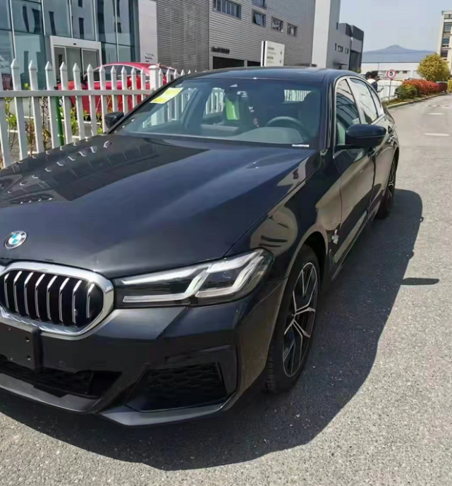 实拍宝马5系:动力充沛,外观商务,火山红内饰超经典