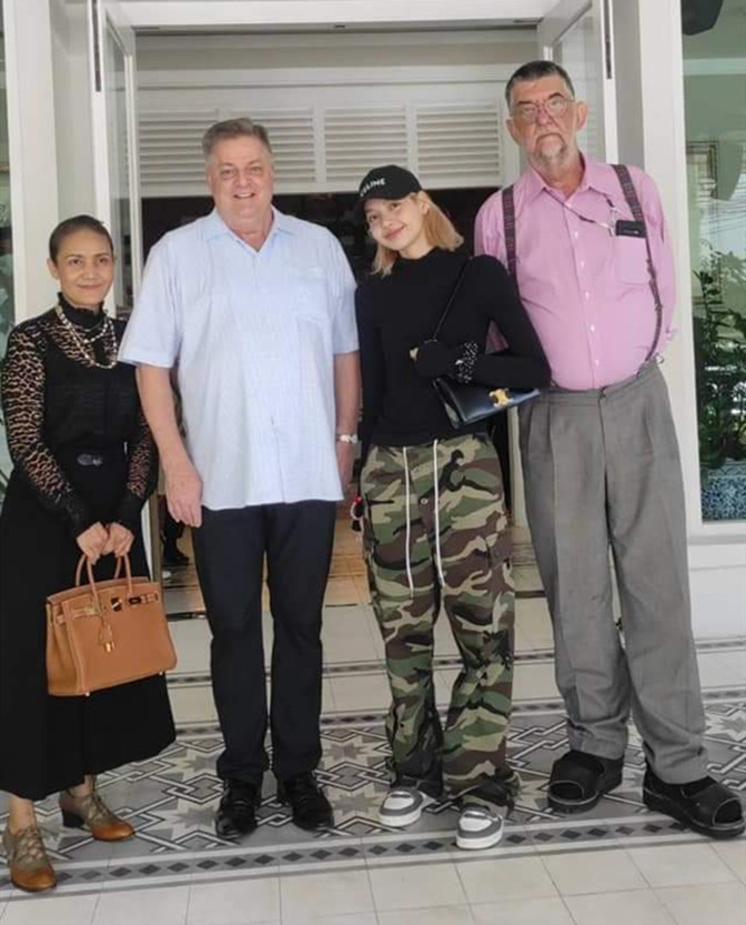 lisa一家豪宅里庆生穿毛衣迷彩裤秀身材爸爸身材魁梧像一家之主