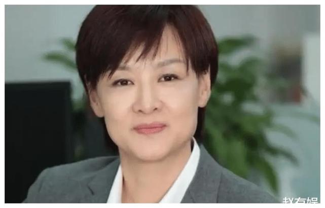 曾是央视主持人的李小萌,为了女儿回归家庭,49岁素颜露面人消瘦