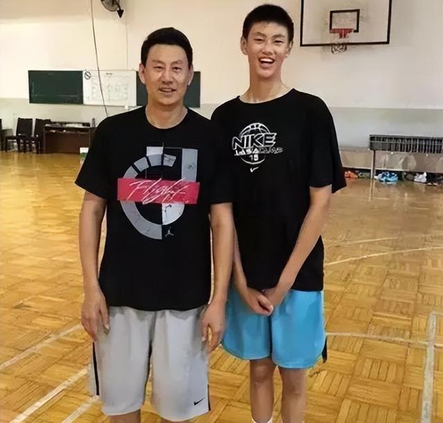 巩晓彬2儿子近况大儿子就读体育名校小儿子13岁身高1米95