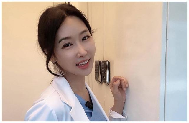 曾有过一段婚姻的李秀珍恢复单身后跟女儿相依为命,母女感情很好,而她