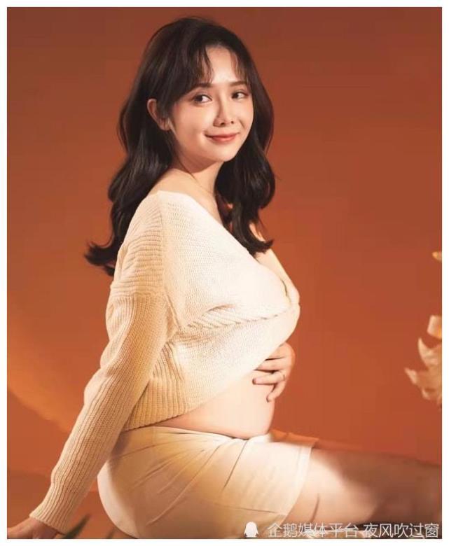 棒棒堂成员杨奇煜晒全家福,官宣二胎得子,王子贺军翔众星送祝福