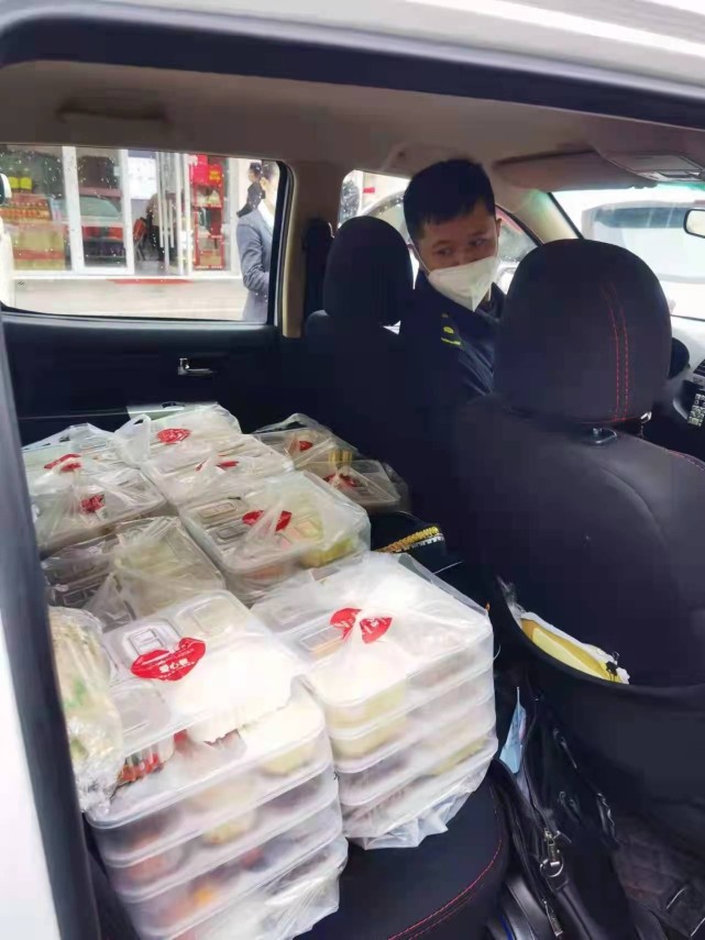 希望大家都出一份力长沙一餐厅每日为社区提供爱心盒饭