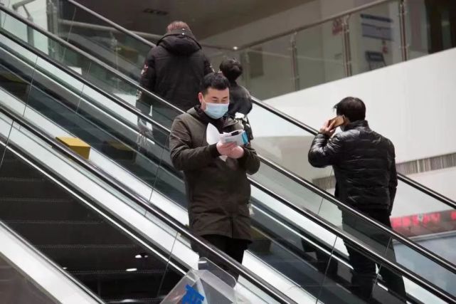 桐乡人目前疫情形势严峻请自觉接种疫苗正确进行核酸检测