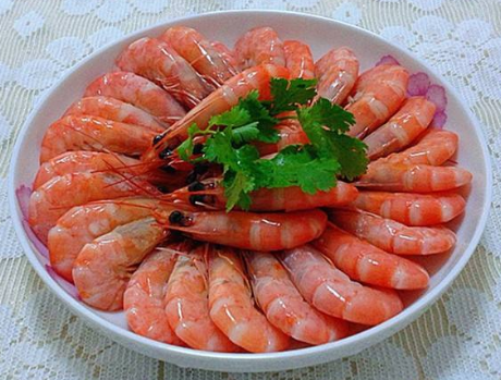 水煮大虾,放盐还是香油?大厨:都不对,加点它,虾肉鲜嫩无腥味