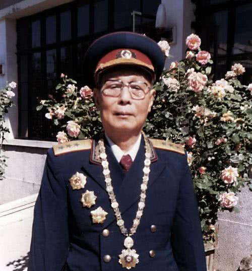 一百多名开国将军组成《将军合唱团》唱红色歌,李志民上将则担任合唱