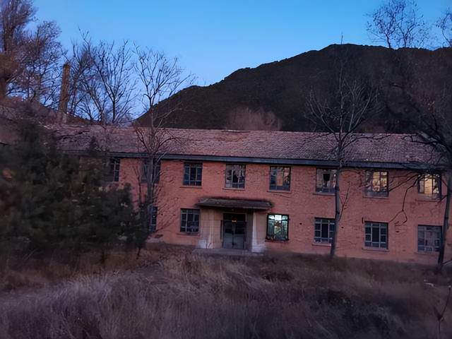 山西曾"辉煌一时"的兵工厂,如今院内杂草丛生,鲜少有人光顾