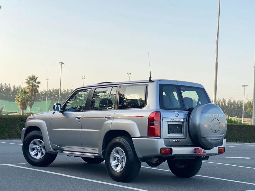 日产经典"途乐y61"高清实拍,搭载直5引擎 四驱!_腾讯新闻