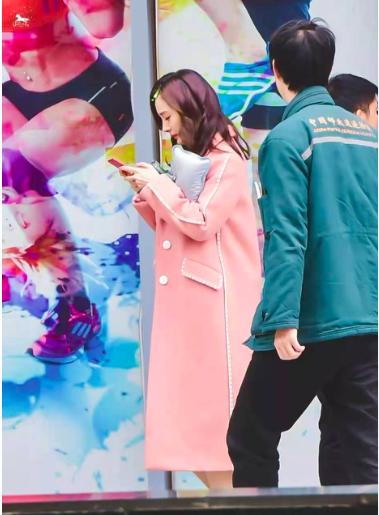 刘恺威前妻勤奋杨幂站着背台词走路拿东西却让助理闲着