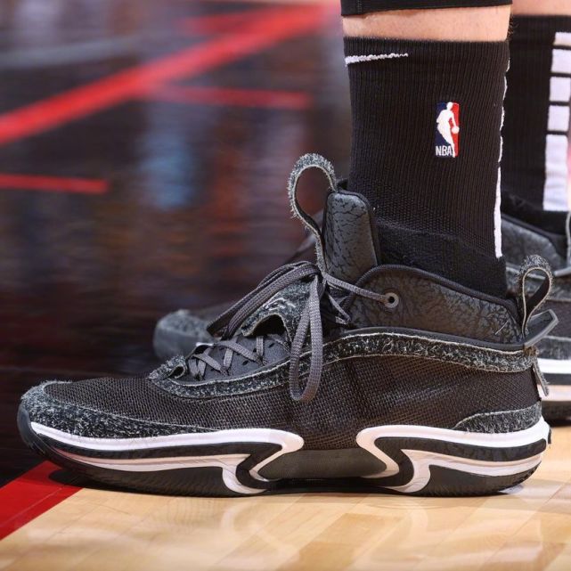 球鞋上脚:欧文穿kyrie low3,胖虎穿锡安二代