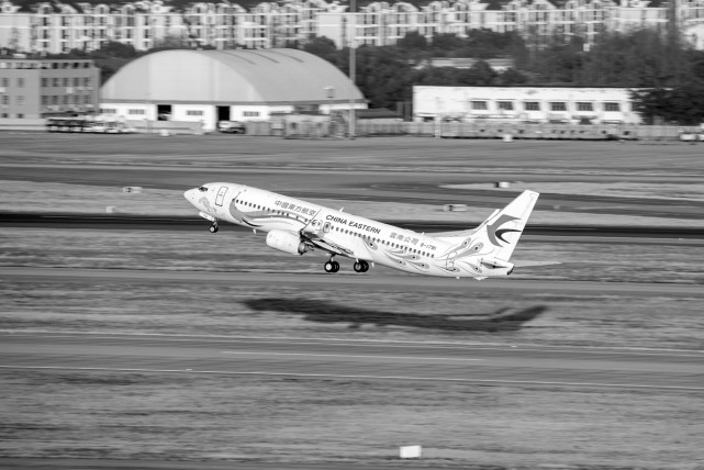 2021年12月27日,上海,东航云南公司波音737-800客机,注册号b-1791.