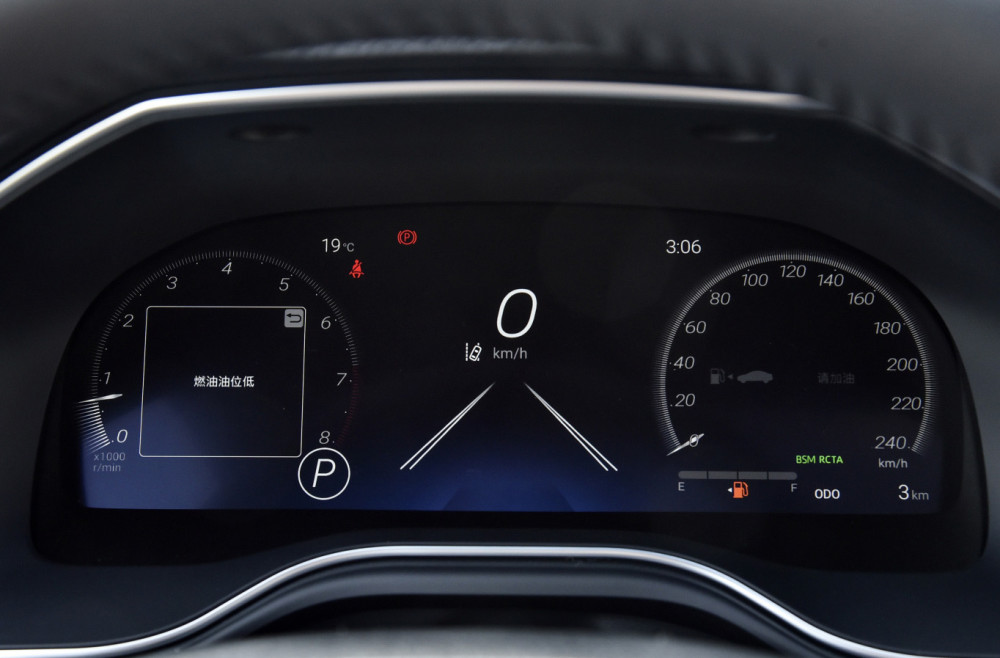 另外新款亚洲龙的高配版本使用了全液晶仪表盘,算是跟上了目前最新的