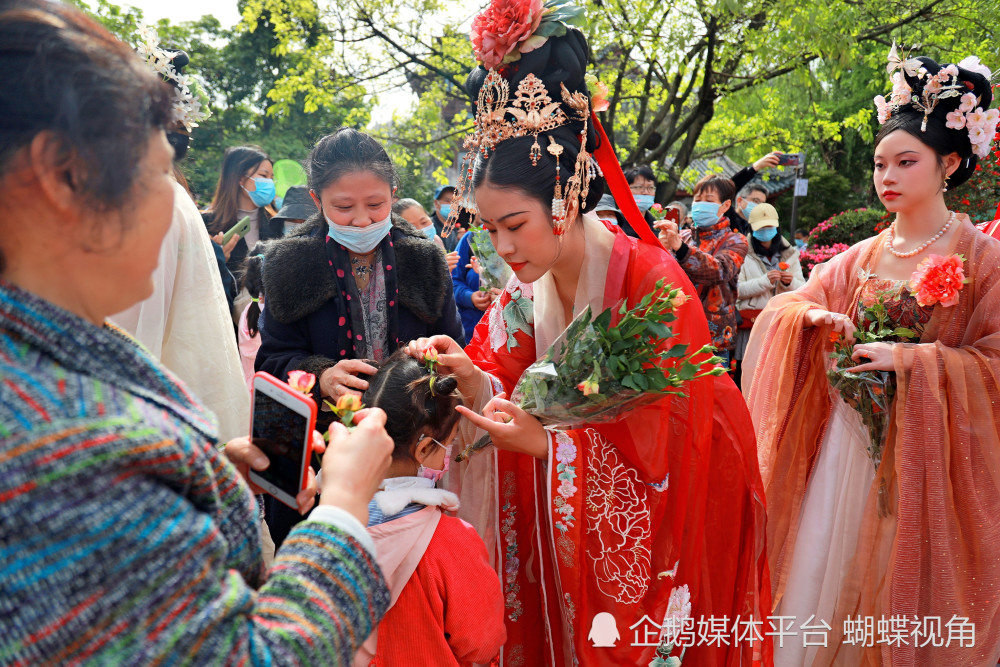 市民共赴花朝之约 成都市第五十八届花会展花朝节汉服活动在文化公园