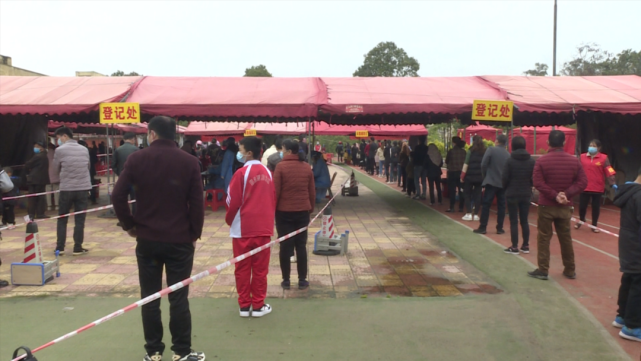 在塗寨文筆中學和山霞第二中心幼兒園等核酸檢測採樣點,記者看到,雖然