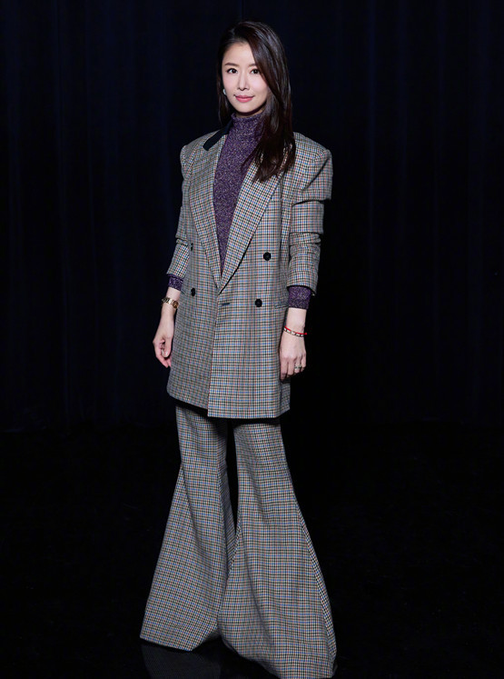 林心如罕见秀恩爱,穿长袖素颜五官精致,霍建华瘦成麻杆变工具人