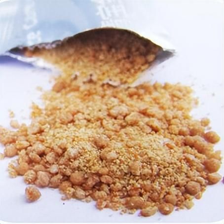 散剂:结块,潮解也是这样的……胶囊和胶丸:有异味或黏在一起片剂:变色