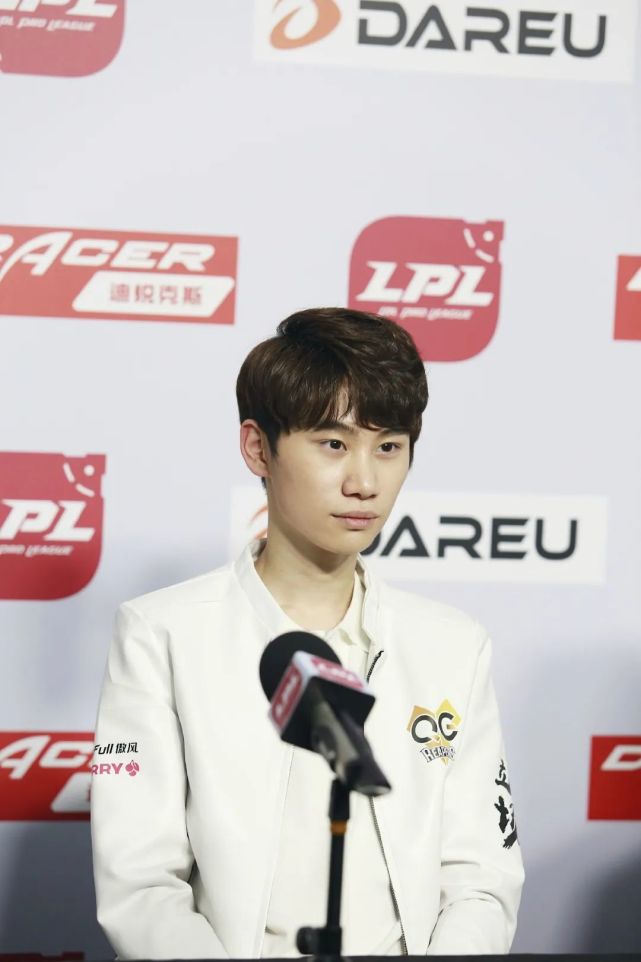 如果你还在说doinb是混子的话,不妨来看看2017的他