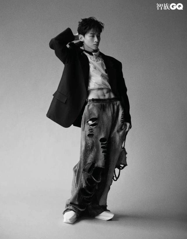 长期自律的运动习惯,让白敬亭的身材实现了"穿衣显瘦,脱衣有肉"的目标