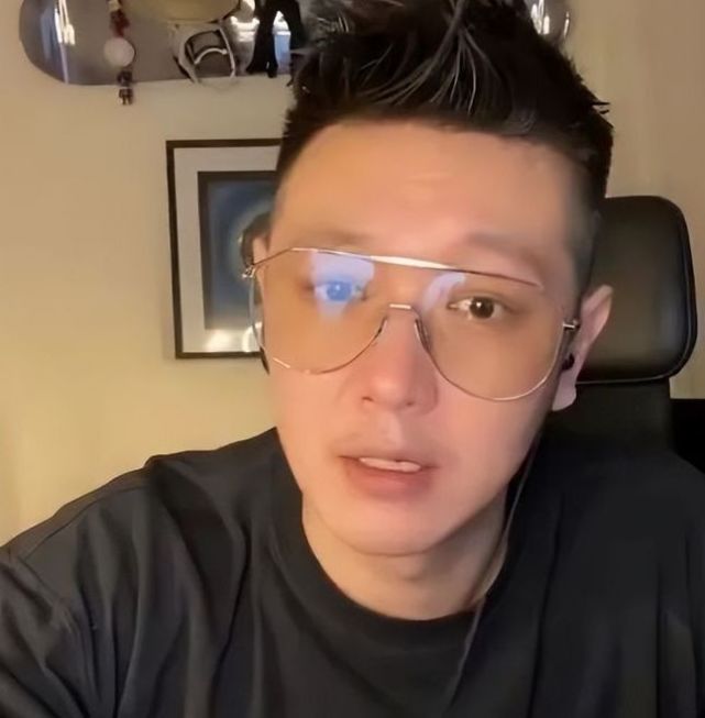 主持人田源曝光近况,住上千万豪华小区,转型当网红依旧潇洒