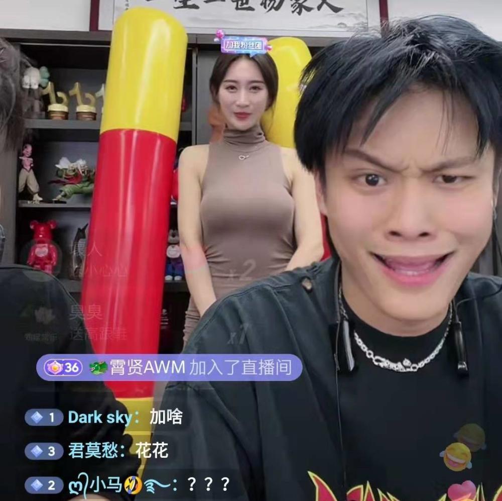 疯狂小杨哥暌违六天再开直播,舞蹈模特来助阵,一个动作令他慌乱_腾讯