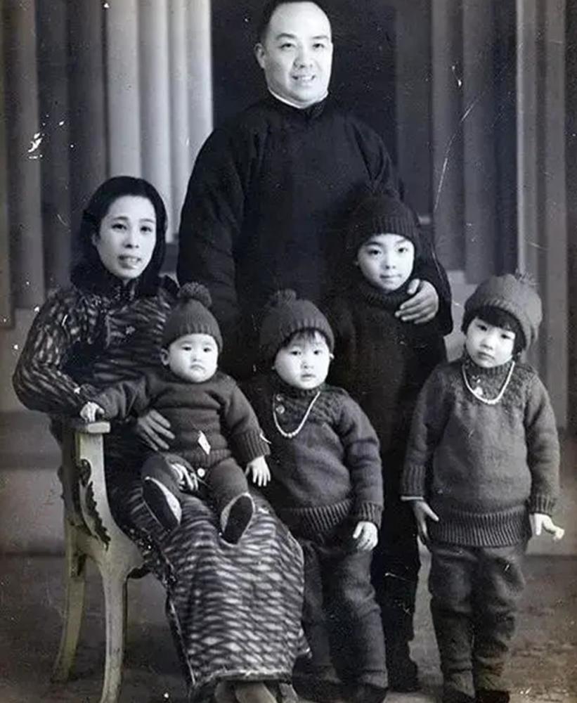 痛心梅兰芳嫡传弟子陈正薇去世曾与师父合照师父师娘坐两边