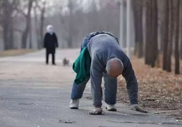 老人保健|据说只需一个动作!治疗腰间盘突出,椎管狭窄,颈椎病的妙方