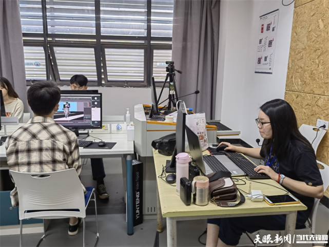 订单班学生在认真学习动漫制作技能