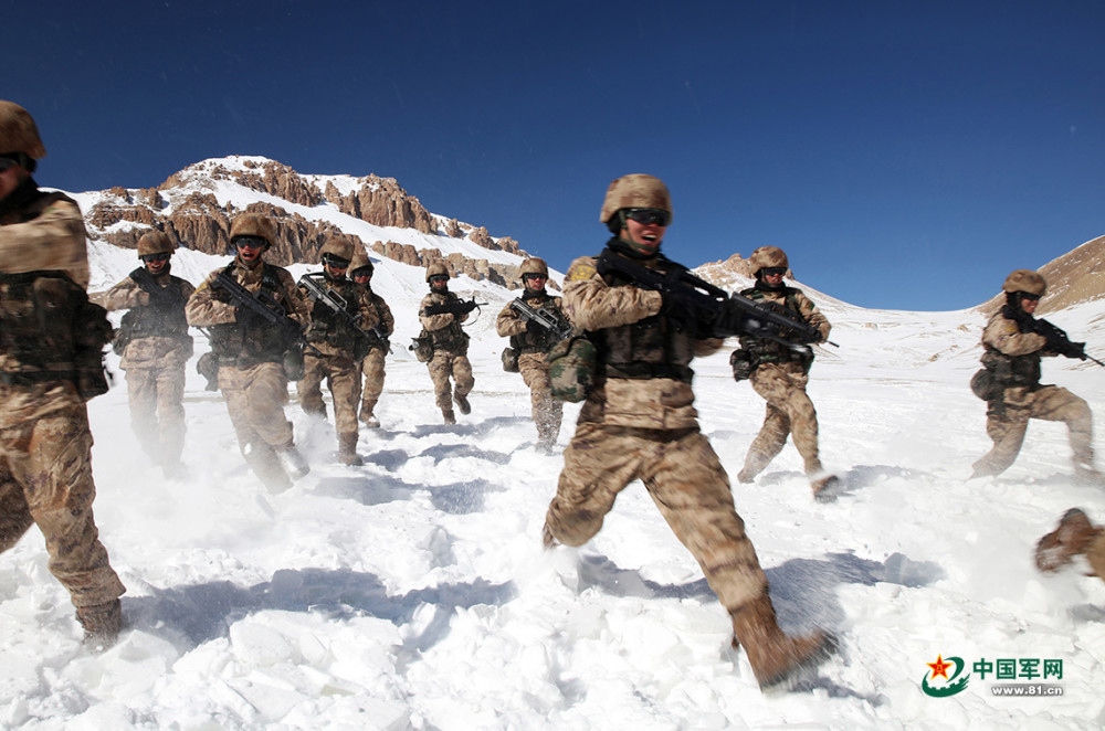 新疆军区某团装步五连开展实战化综合演练ishow动漫英语是正规的吗