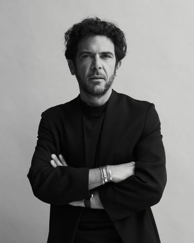 sylvain blanc 的职业生涯以巴黎春天百货公司的销售总监助理(deputy