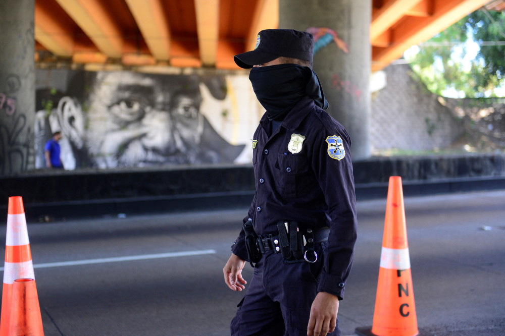 3月27日,在萨尔瓦多首都圣萨尔瓦多,警察和士兵在街头巡逻.