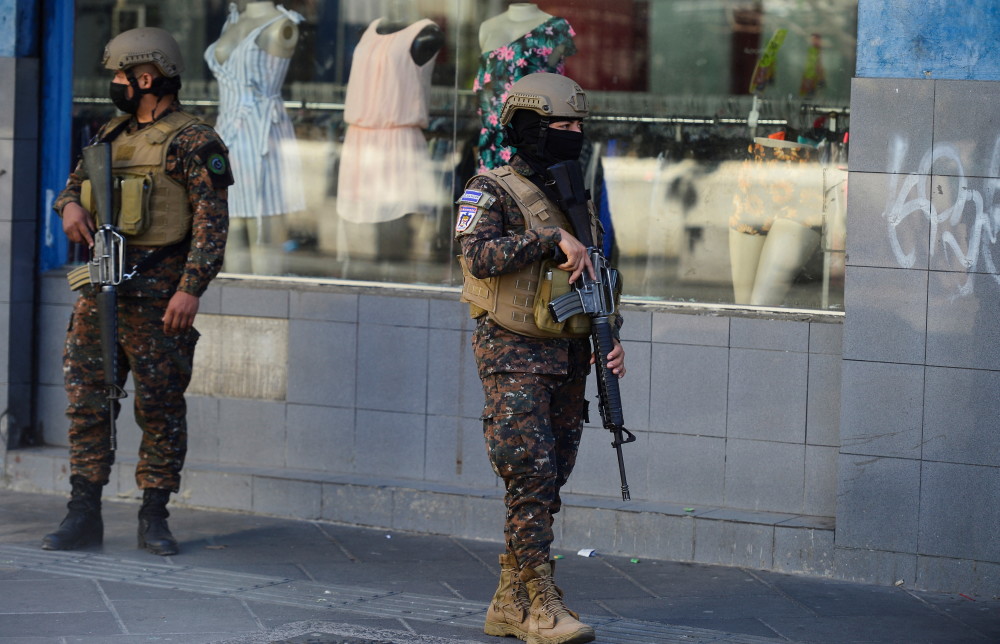 3月27日,警察在萨尔瓦多首都圣萨尔瓦多街头执勤.