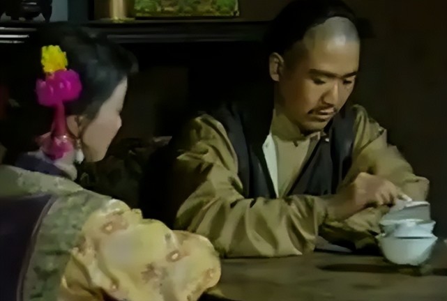 直到1988年,在拍摄电视剧《死水微澜》时,张国立再次遇见了邓婕.