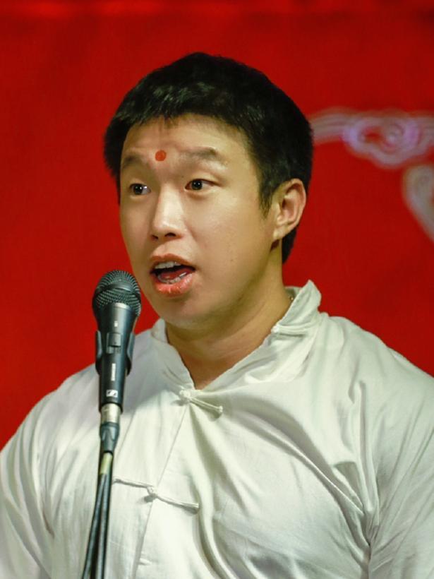 德云社烧饼发布视频,在线干吃辣椒,粉丝:不愧是德云"莽撞人"