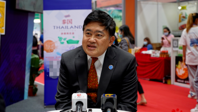 泰国驻华大使阿塔育·习萨萨目第18届中国—东盟博览会上接受媒体采访