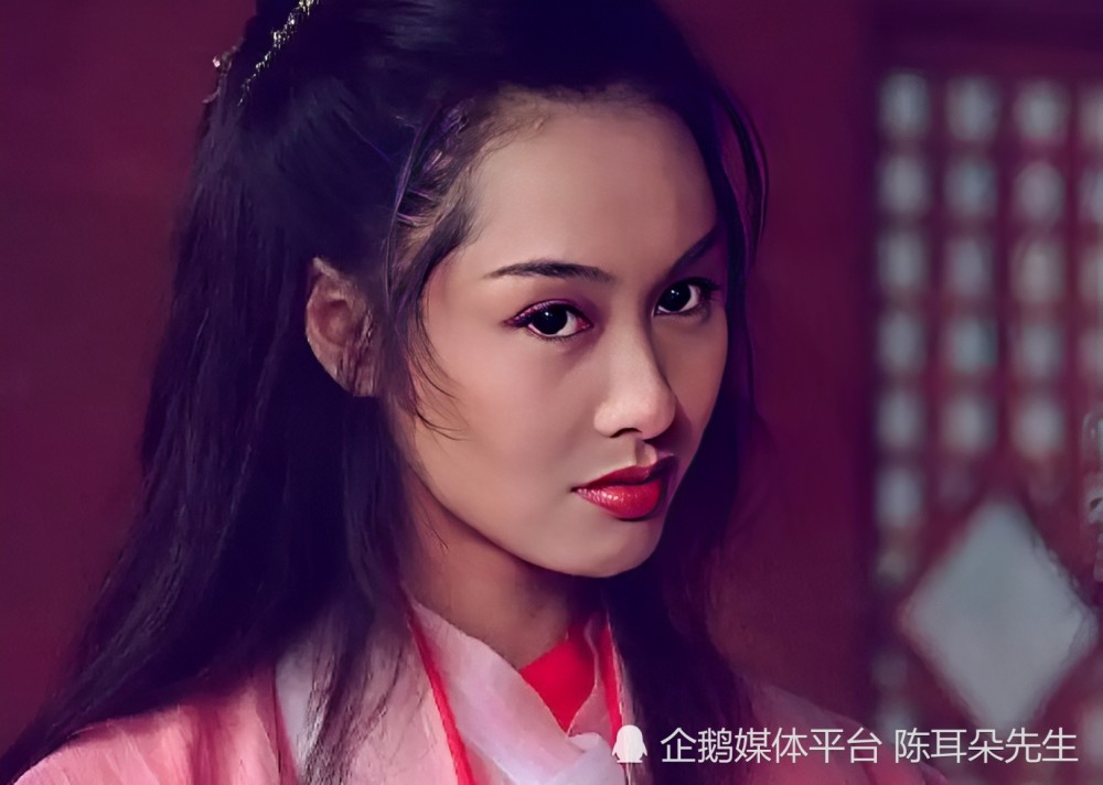 周星驰在年轻的时候确实是挺英俊的,那时候,和周星驰合作过的女明星