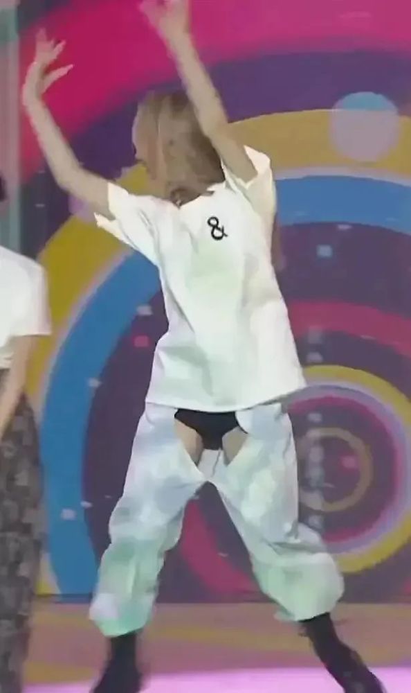 韩女团造型越来越另类反穿开裆裤内裤当抹胸还有葫芦娃套装