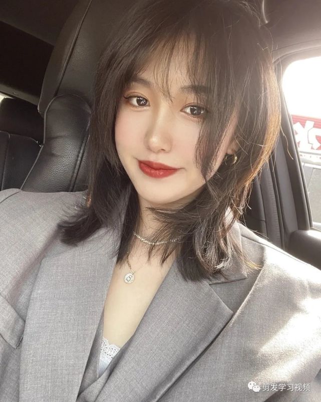 锁骨发,春夏秋冬都非常百搭的一款气质发型,适合发量多的妹子,头发