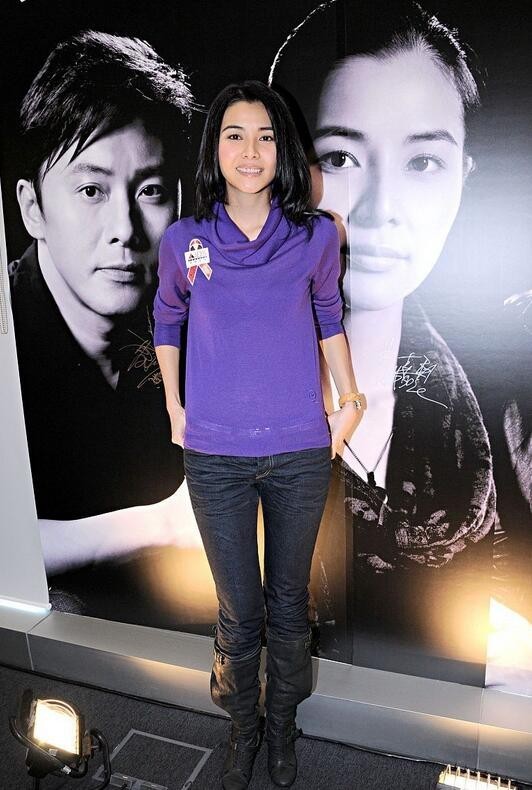 造型时也别忘了展现自己的身材优势,蒙嘉慧就给大家做了个不错的示范