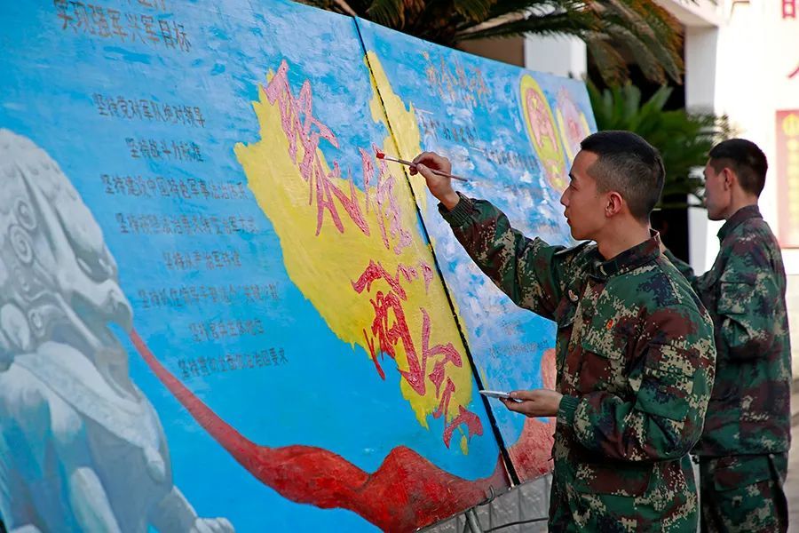 他们在强军网开设专题网页营区广播播放两会重点内容官兵制作专题板报