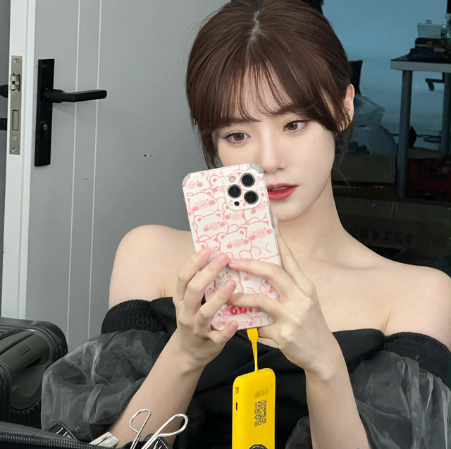 日常羡慕宋义进!小钰抹胸露肩礼服大秀性感身材,直角肩太绝了