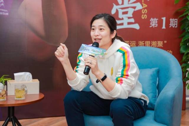 羽毛球世界冠军王琳开课了,现场传授孩子们球技_腾讯新闻