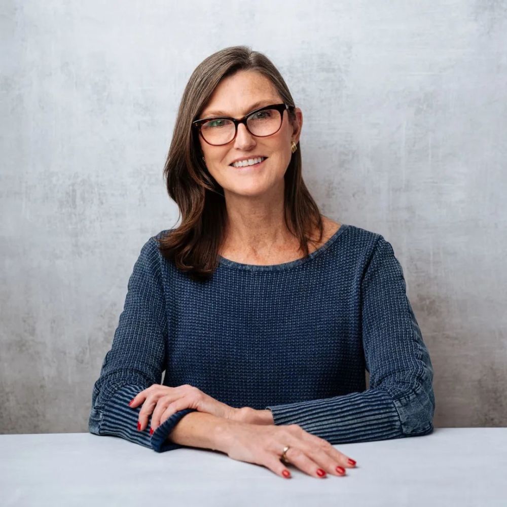 57岁封神,65岁翻车,女股神木头姐是被风吹上天的猪?_腾讯新闻